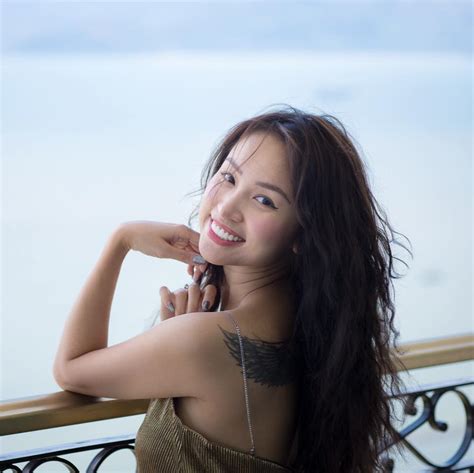 Vân Hugo diện bikini nóng bỏng không còn ai dám đồn đang mang thai