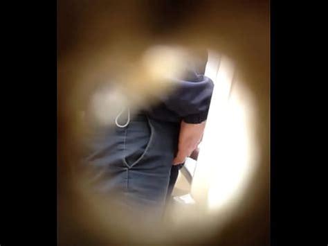 espiando baño publico XVIDEOS