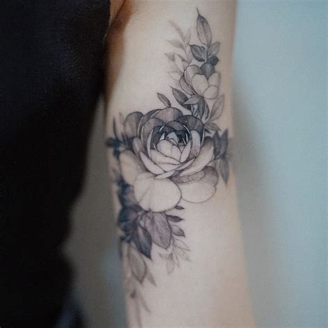 Zihwa Zihwa Tattooer Instagram Photos And Videos Flower Wrist