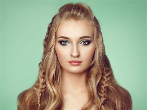 Fille Blonde Avec De Longs Et Brillants Cheveux Bouclés Image stock