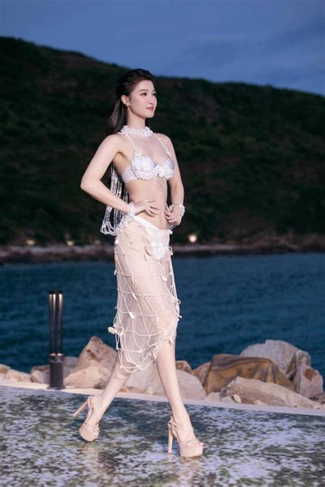 Á hậu Phương Nhi diện bikini bé tẹo qua camera thường Nhan sắc như kẹo ngọt body nóng bỏng mắt
