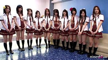 Orgía swinger JAV sin censura con 10 chicas universitarias y muchos chicos XVIDEOS