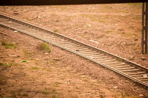 Vista de las vías férreas del tren desde el centro durante el día en la