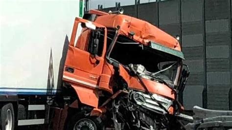 Auto Schiacciata Da Un Camion Dopo Incidente Grave 19enne