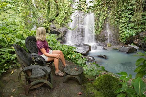 Fille Blonde Regardant Le Paysage De La Cascade De Bali Photo