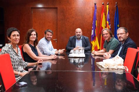 El Ayuntamiento de Palma se reúne con la Obra Cultural Balear