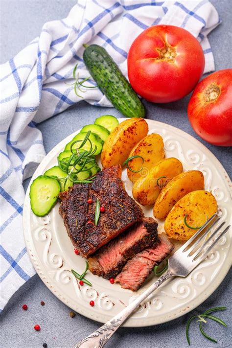 Ofenkartoffeln Mit Knoblauch Und Frischem Thymian Stockbild Bild Von