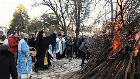 Mitropolit Crnogorsko Primorski Joanikije Nalo Io Badnjake Na Cetinju