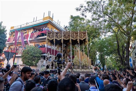 Emoción Y Devoción En El Recorrido De La Virgen De Los Dolores Del