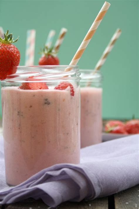 Rezept Veganer Erdbeer Banane Kokos Smoothie Mit Chia Gel Und Herzlich