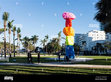 Miami Beach USA 10th Dec 2017 Visitors Look At The Art Work Miami