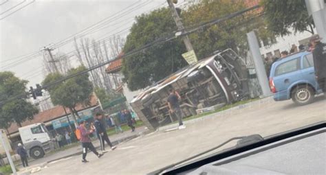 Una decena de heridos deja accidente de tránsito entre un microbús y un