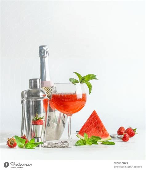 Wassermelonen Cocktail Set mit Shaker Glas Flasche und Früchten auf