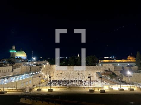 The western wall lit up in jerusalem at night — Photo — Lightstock