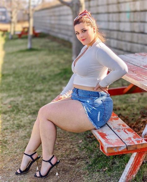 Insta Model Sara Lyn Chacon In Short Jeans Curves And Confidence