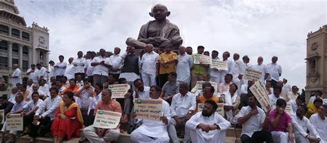 Watch Karnataka Crisis Bjp Protest Outside Vidhana Soudha In Bengaluru Video Bangalore Mirror