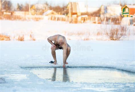 Gelo Furo Do Inverno Nadador No Lago Foto De Stock Imagem De Frio