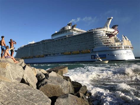 Port Everglades Cruise Ship Sailaway [PHOTOS]