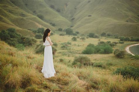 A Nature-Loving Couple's Engagement Shoot on Komodo Island - Bridestory Blog