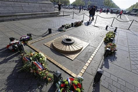 Il Y A Ans La Flamme Du Souvenir Sallumait Sous Larc De Triomphe