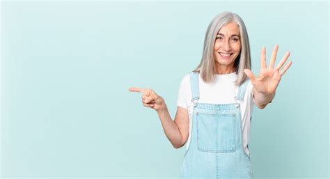 Mulher De Meia Idade Cabelos Brancos Sorrindo E Parecendo Amistosa