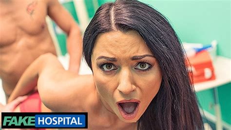 MILF Polonaise Ania Kinski Montrer Ses Nouveaux Seins à Son Médecin Fake Hospital Pornhub