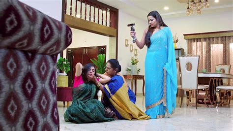 Bettada Hoo Watch Episode 221 Mandara Assaults Hoovi On Disney Hotstar