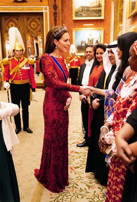 PHOTOS Kate Middleton éblouissante en robe rouge coiffée de la tiare