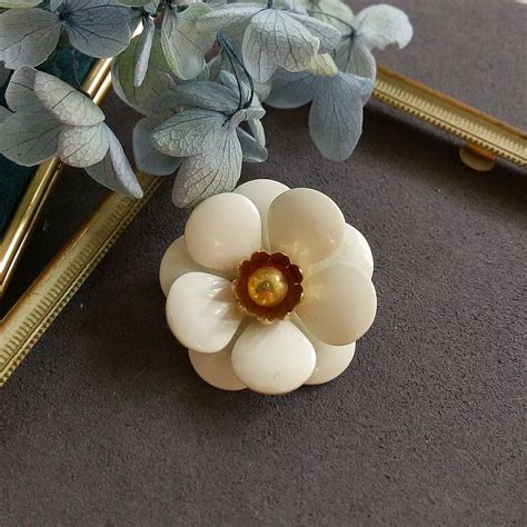 Sarah Cov 立體琺瑯花別針 小白花。西洋古董飾品 設計館 Vintage Jewelry 老時光角落 西洋古董飾品 胸針