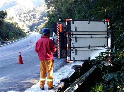 Caminhão tomba na subida da serra da RJ 116 Jornal A Voz da Serra