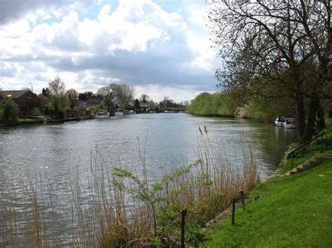 The River Thames Below Staines © David Purchase Cc By Sa20