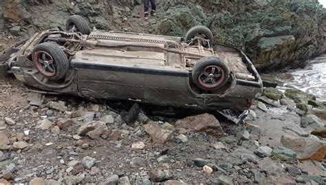 Auto Cayo A Barranco De 30 Metros Y Pasajeros Logran Sobrevivir