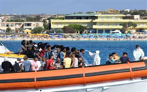 Lampedusa Al Via I Trasferimenti Di 300 Migranti Dall Isola