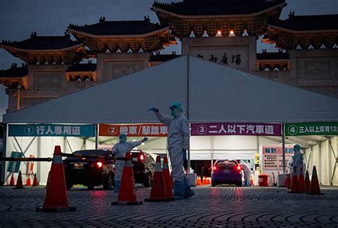 中正紀念堂車來速 傍晚持續採檢工作（1）圖 中央通訊社 Line Today