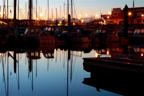 Fond d écran réflexion eau Marina voie navigable nuit soir port