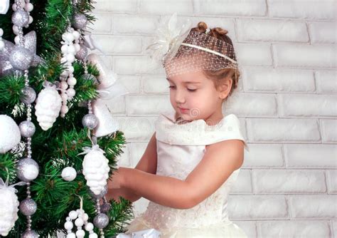 Menina Pequena Bonita De Santa Perto Da Rvore De Natal Gir Feliz Foto