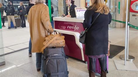 Renfe expide hasta 900 abonos gratuitos por minuto para Cercanías