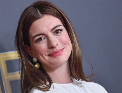 Anne Hathaway Sat Next To Anna Wintour During A Fashion Show And Had