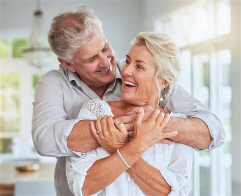 Casal sênior feliz e abraçado por amor apoio e cuidado no