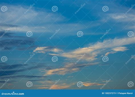 Cielo Azul Y Nubes Hermosos Naturales Imagen De Archivo Imagen De