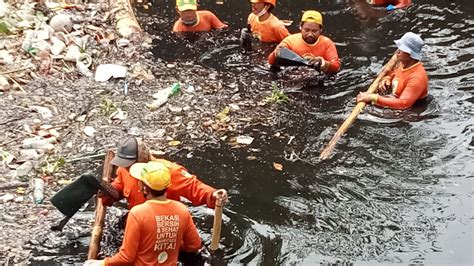 Dlh Angkut Ratusan Ton Sampah Di Pinggir Jalan Tol Km