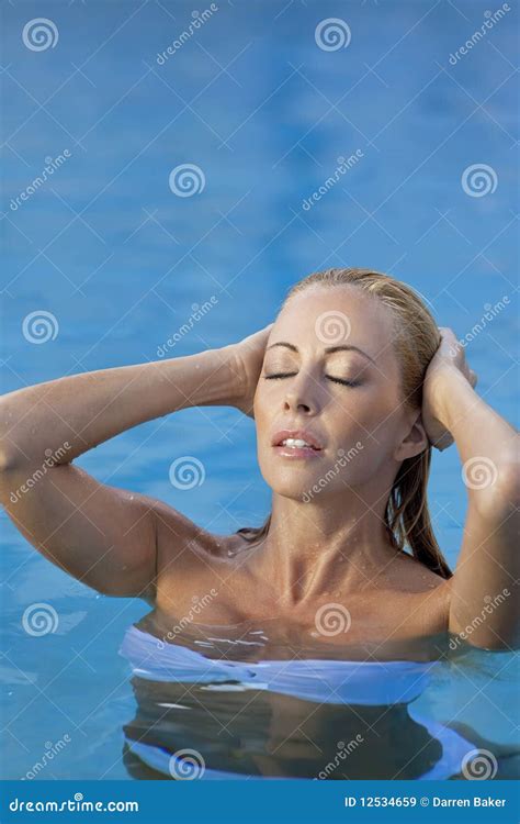 Reizvolle Frau Im Weißen Bikini Im Swimmingpool Stockbild Bild von