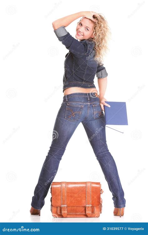 Blonde Hermoso De La Mujer Joven Que Coloca El Cuerpo Completo En Aislante De Los Vaqueros