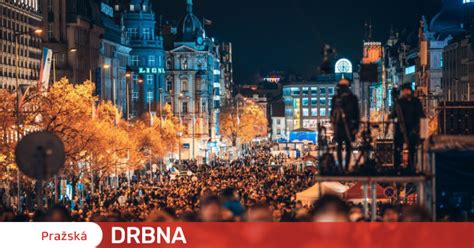 Sedmnáctý listopad Oslavy na Národní pochod k budově ČT i koncert Pussy Riot