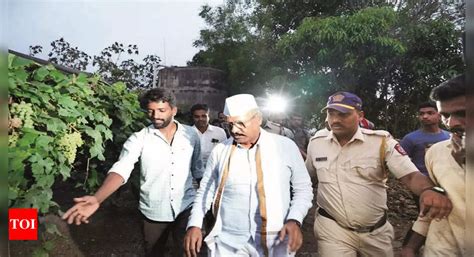 Maharashtra Agriculture Minister Abdul Sattar Visits Rain Hit Villages In Niphad Assures Help