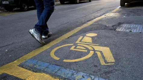 Parcheggia Sugli Stalli Per Disabili Ma Il Contrassegno Era Di Un