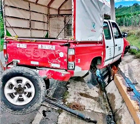 DELINCUENTES ROBAN CAMIONETA COLECTIVA Y SE ESTRELLAN CONTRA POSTE