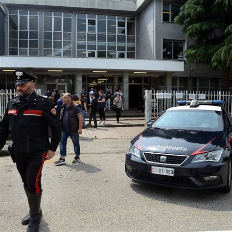 Professoressa Aggredita E Accoltellata In Classe 16enne Arrestato Per