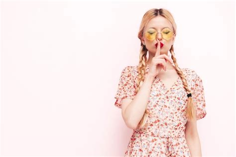 Jeune Belle Femme Souriante En Robe D T La Mode Sexy Femme Blonde Insouciante Posant Pr S Du