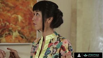 Hot Masseuse Gives Her Best Massage To Huge Cock XNXX